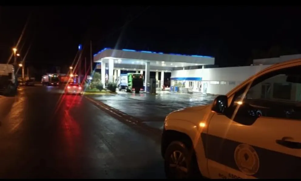 Amenazó a empleados de una estación con dos trozos de hierro y rompió el vidrio de un auto