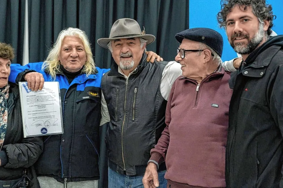 Othar Macharashvili entregó resoluciones de nombres de calles que homenajean a pioneros del barrio de KM8