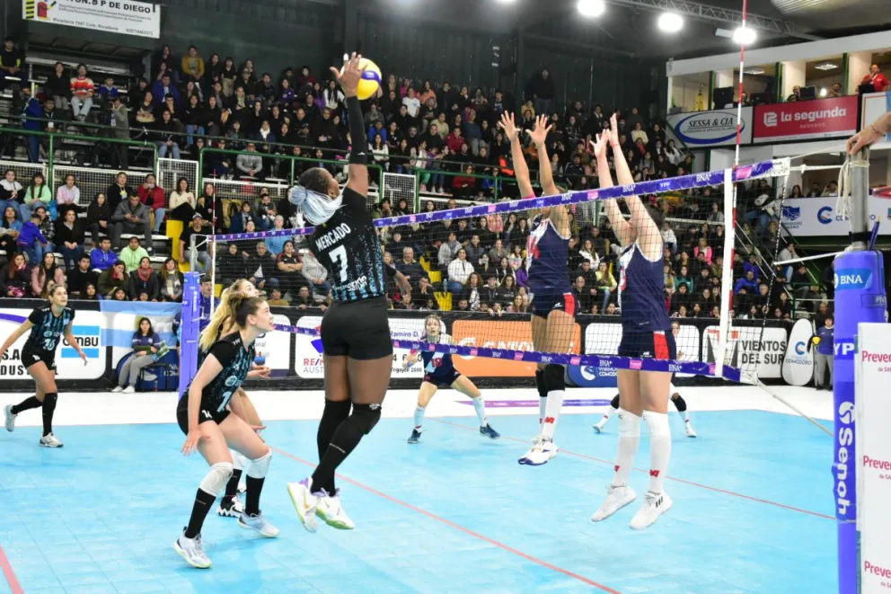 Las Panteras cerraron la gira invictas ante Perú y se quedaron con la Copa "Comodoro Rivadavia"