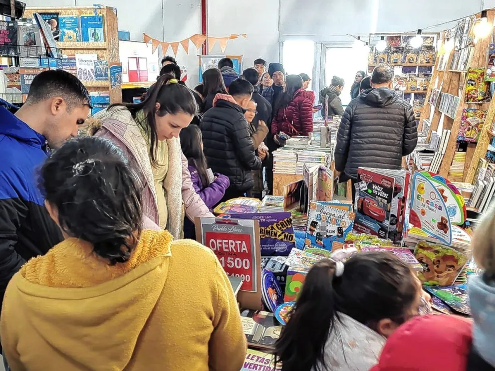 Escritores, muestras y espectáculos musicales en la Feria del Libro