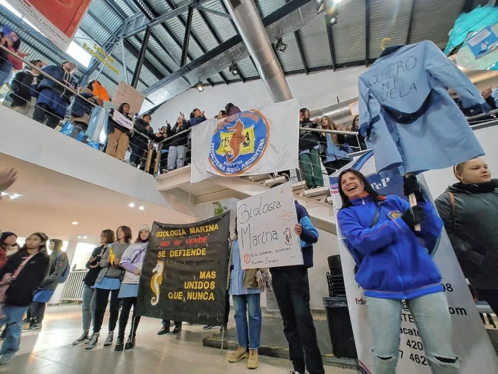 La comunidad educativa del Biología Marina volvió a manifestarse por su edificio