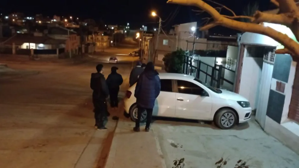 Delincuentes rompieron uno de los vidrios y la luneta de un auto y sustrajeron elementos
