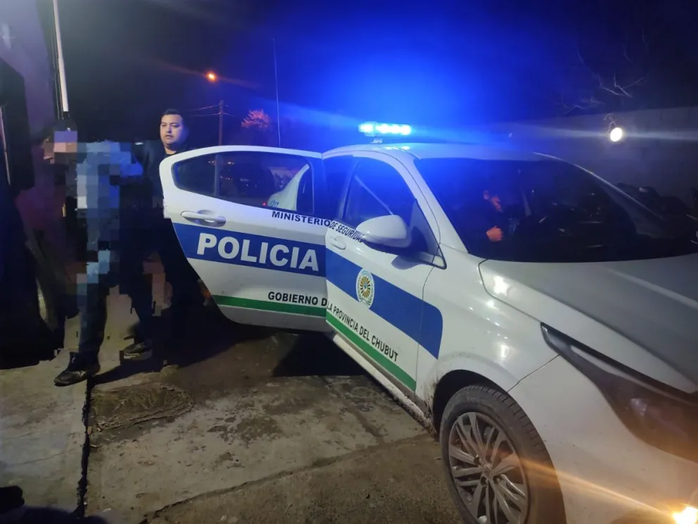 Amenazaron con un arma blanca y golpearon al propietario de una feria y le robaron el celular