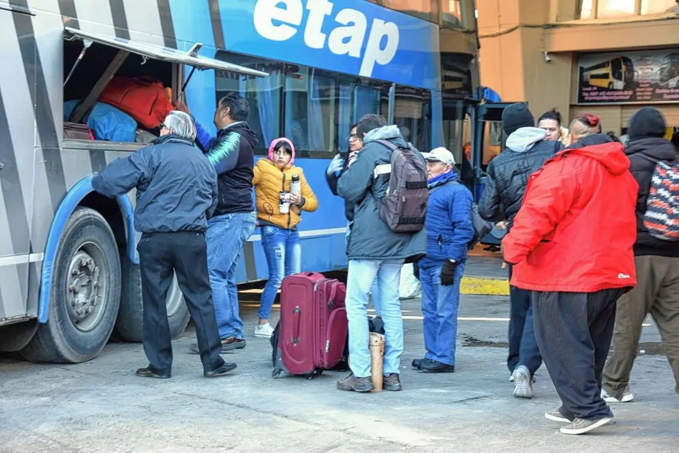Siete colectivos varados con pasajeros en la Terminal de Ómnibus 