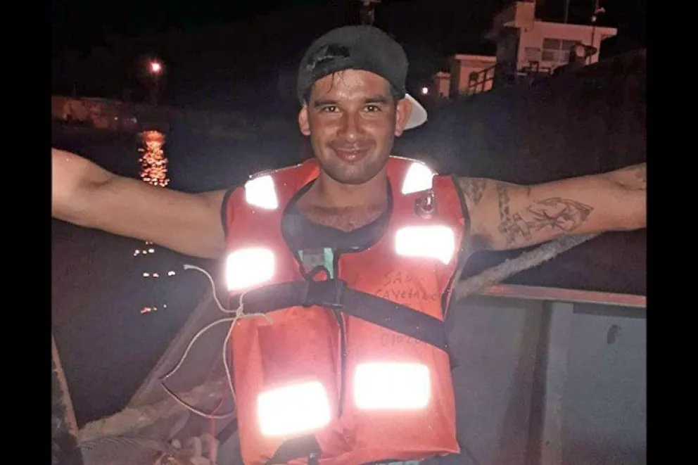 Casi un centenar de barcos buscan a un marinero que desapareció en Puerto Madryn