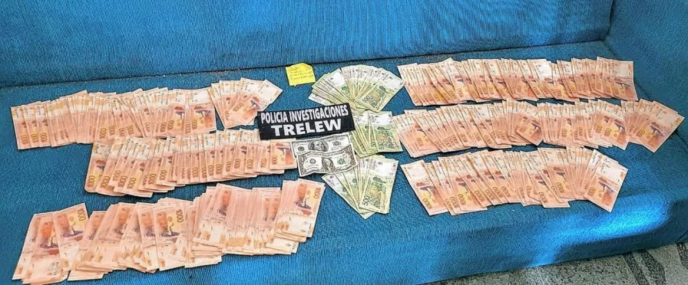 Le robaron importante suma a una mujer en el centro de Trelew y la policía la encontró al allanarle la casa al ladrón