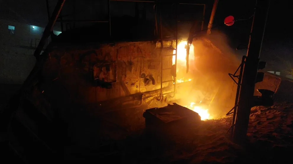Se incendió un barco abandonado en la costanera