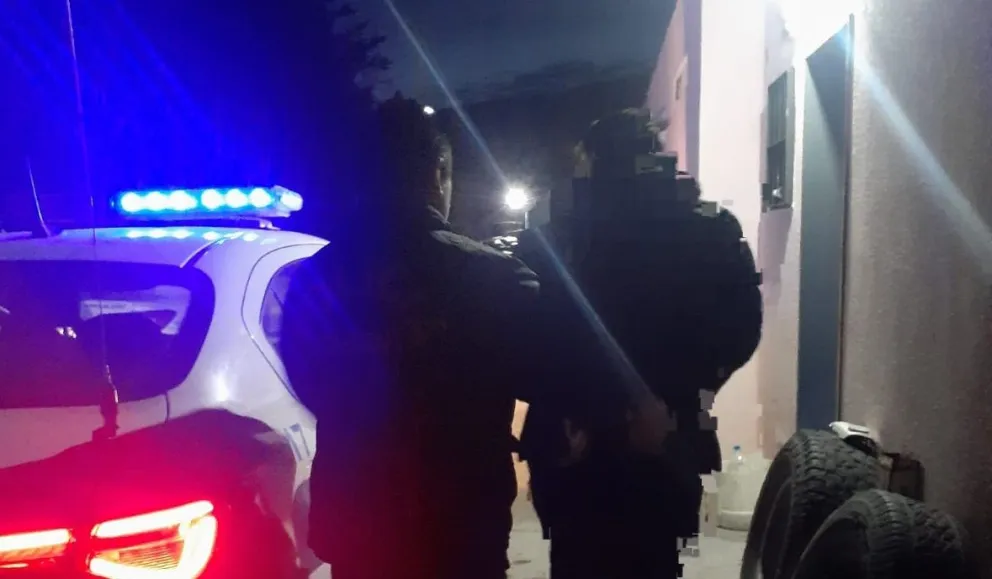Discutió con su pareja y le arrojó comida caliente en el rostro