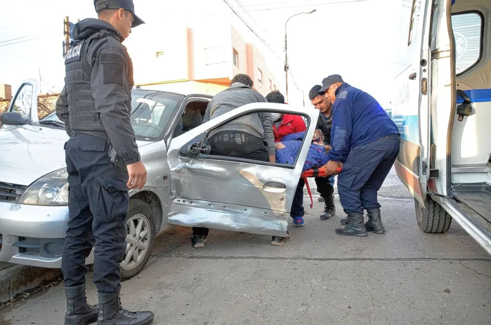 Conductora de automóvil resultó lesionada tras fuerte colisión en Viamonte y Bouchardo