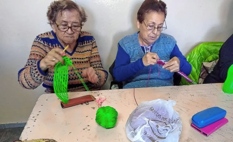 El grupo de abuelas “Ilusión de vida” realizará hoy una feria de tejidos