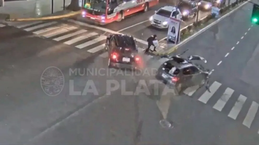 Se salvó de milagro: una mujer quedó en el medio de un fuerte choque en La Plata