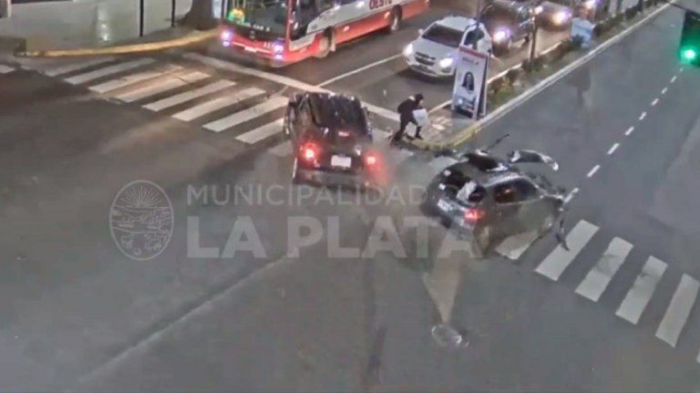 Se salvó de milagro: una mujer quedó en el medio de un fuerte choque en ...