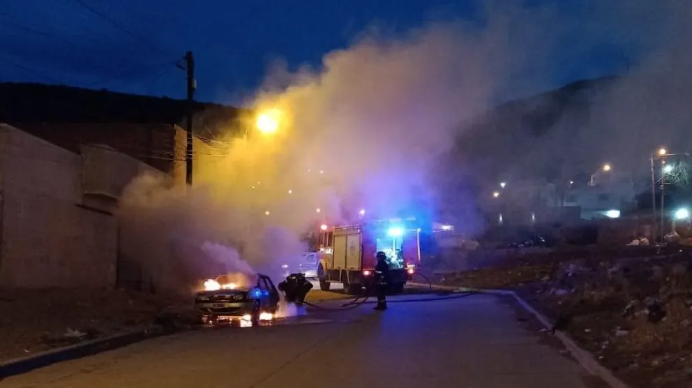 Se incendió un auto en barrio Jorge Newbery