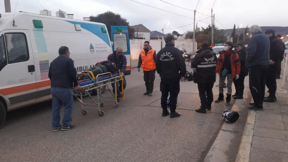 Un motociclista fue trasladado al hospital luego de chocar con un auto