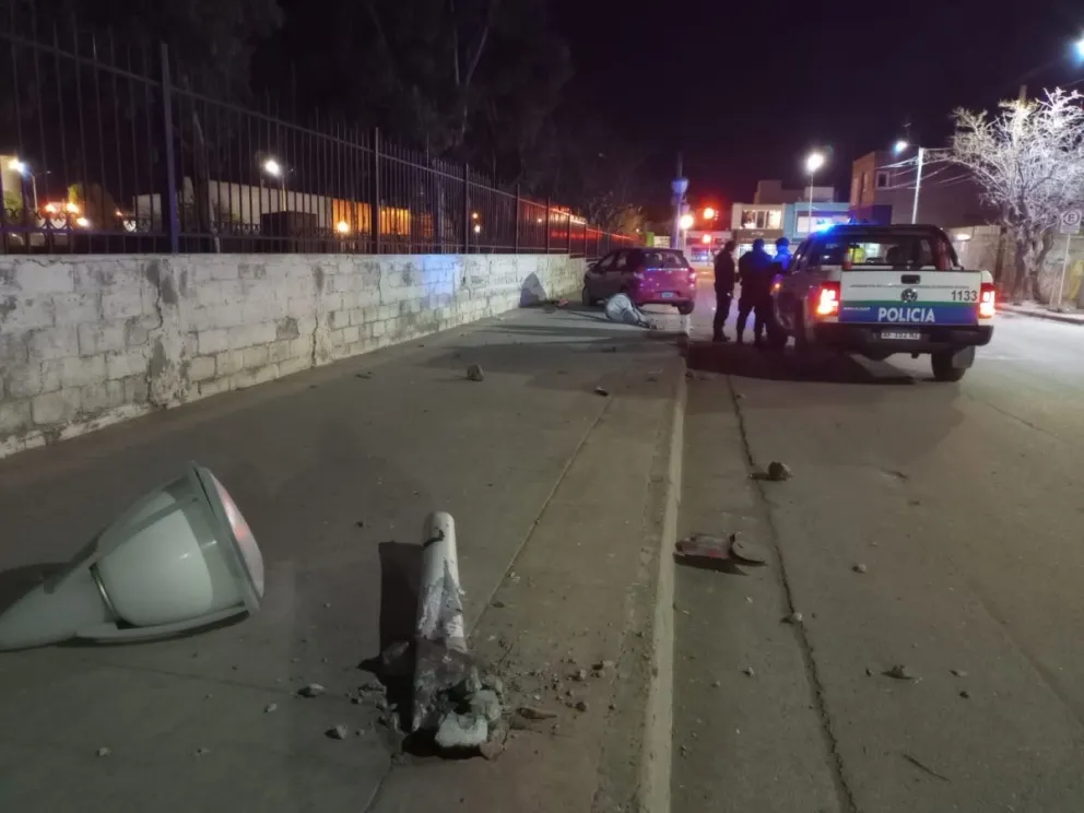 Conducía alcoholizado y chocó contra dos luminarias del Liceo 