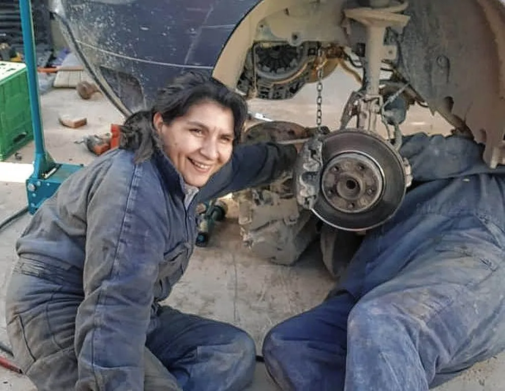 Mujer comodorense es mecánica automotor desde hace 18 años y derriba prejuicios