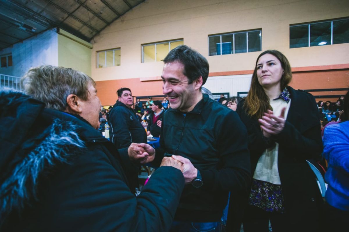 Juan Pablo Luque recibió el apoyo de los vecinos de Dolavon y Rawson en dos encuentros multitudinarios