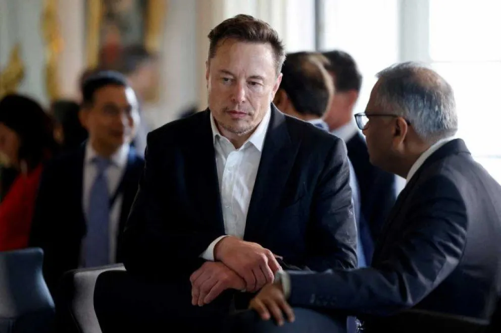 Elon Musk anunció que cambiará el logo de Twitter por una X