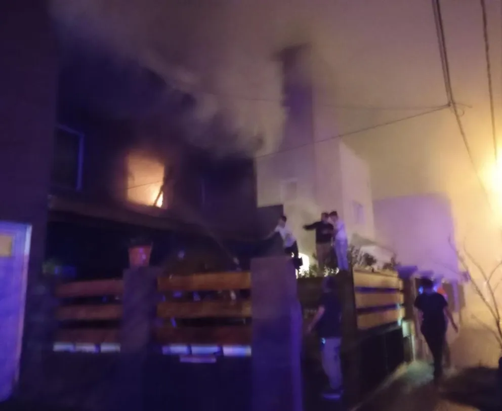 Rada Tilly: Una familia llegó de madrugada a su casa que se estaba incendiando y llamaron a los bomberos