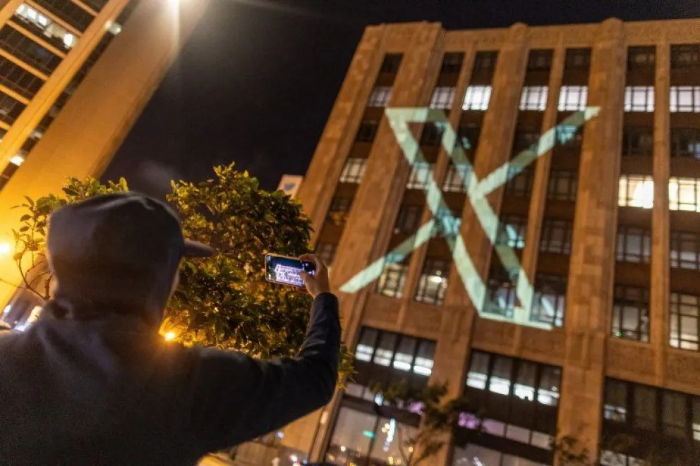 El pájaro voló: Musk y Yaccarino, CEO de Twitter, presentaron el logo de la "X"