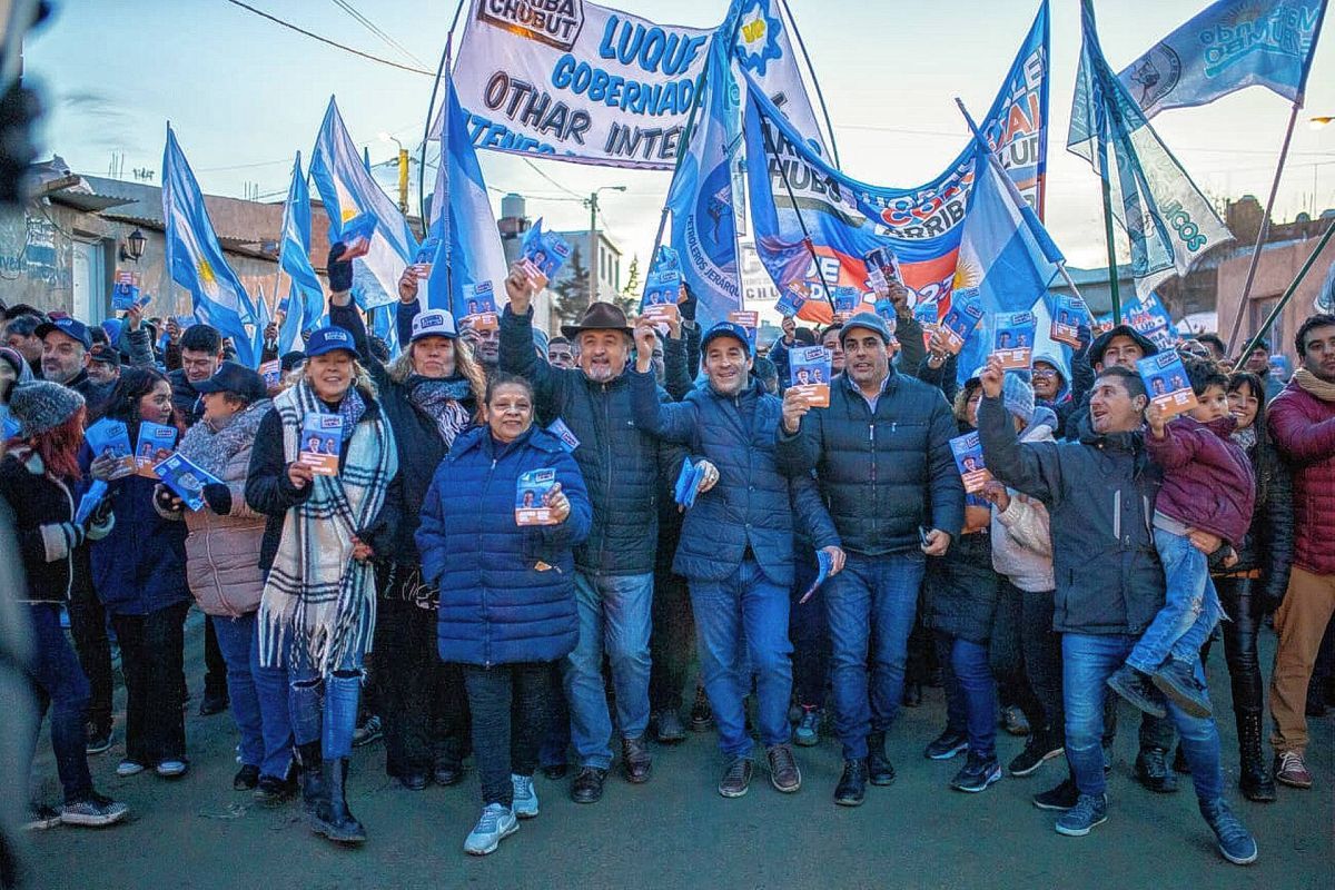 Una multitud acompañó a Juan Pablo Luque y Othar Macharashvili en la primera caminata de cierre de campaña en Comodoro