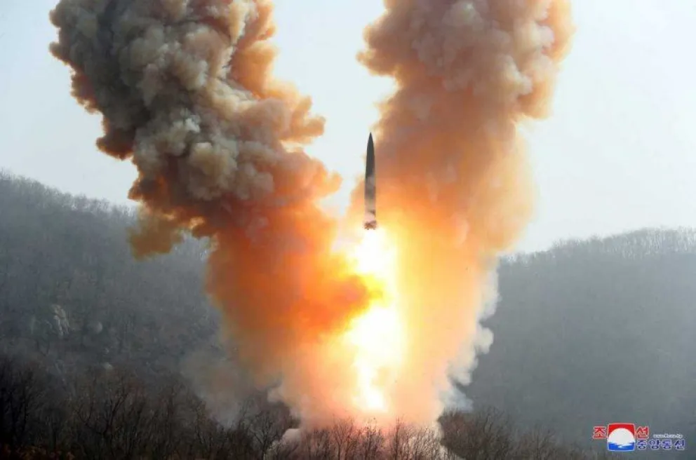 Corea del Norte disparó dos misiles por la aproximación de otros tantos submarinos nucleares de EEUU