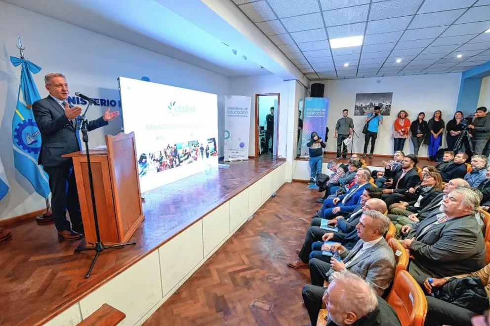 Arcioni junto al ministro Grazzini presentaron el Informe de Gestión Educativa del período 2022-2023