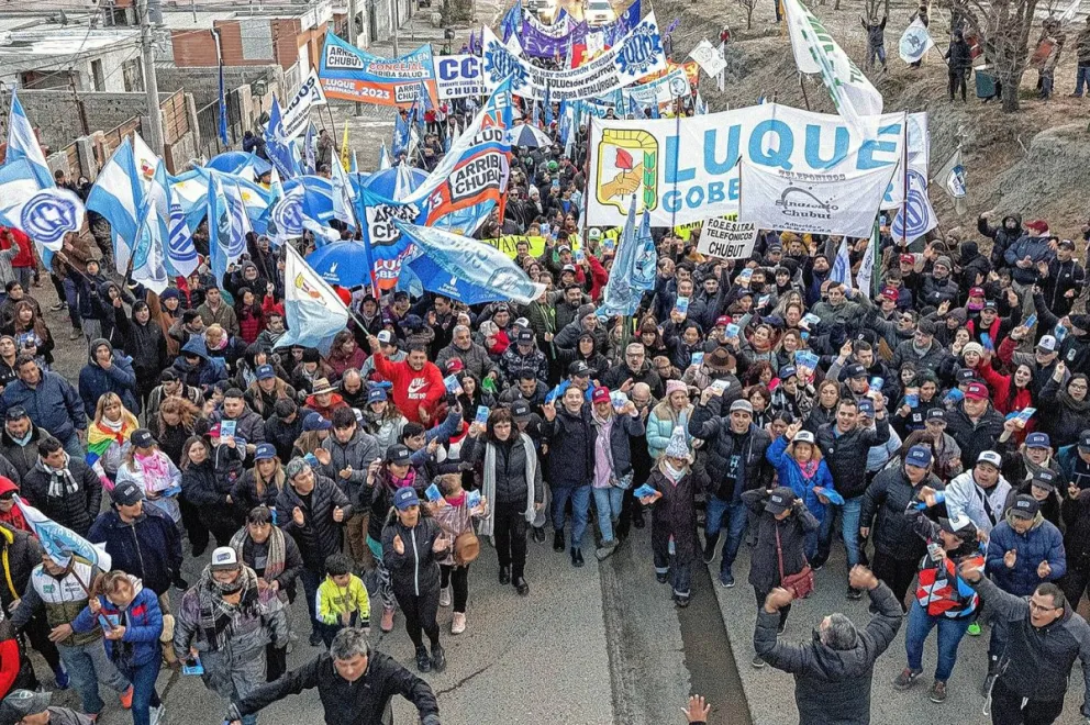 Juan Pablo Luque y Othar Macharashvili caminaron junto a 800 personas por los barrios altos de Comodoro