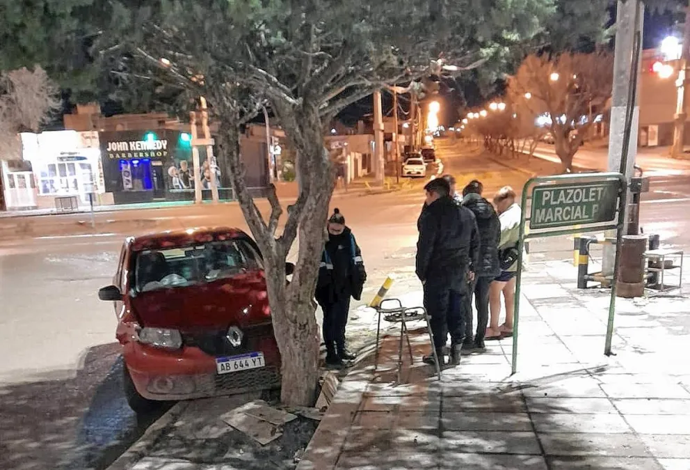 La calzada resbaladiza por la escarcha de agua por la lluvia la hizo despistar y terminar contra el árbol de un boulevard