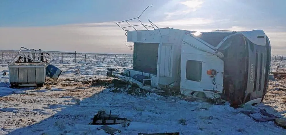 Camionero se salvó de milagro tras espectacular vuelco del rodado sobre la nieve en Santa Cruz