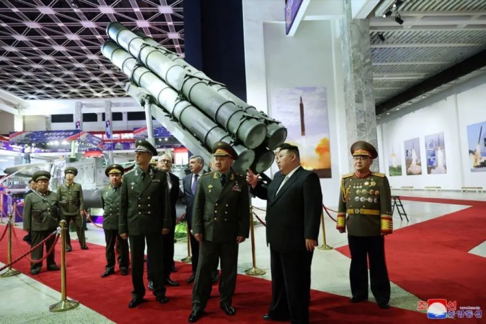 El líder norcoreano Kim Jong-un le mostró al ministro de Defensa ruso sus misiles prohibidos