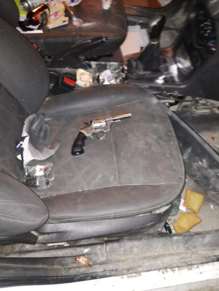 Los detuvieron con dos armas y droga