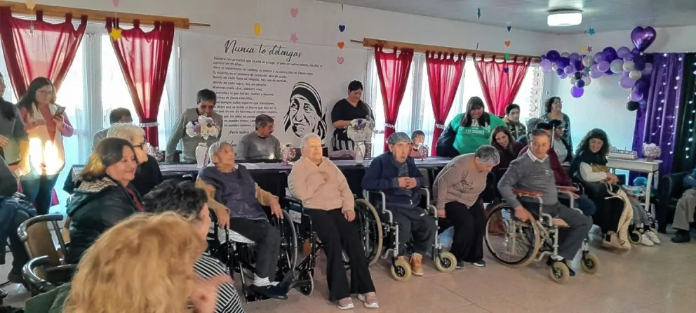 El Hogar de Ancianos Pablo VI cumplió 45 años y lo celebró junto a los 100 de una de sus adultas mayores