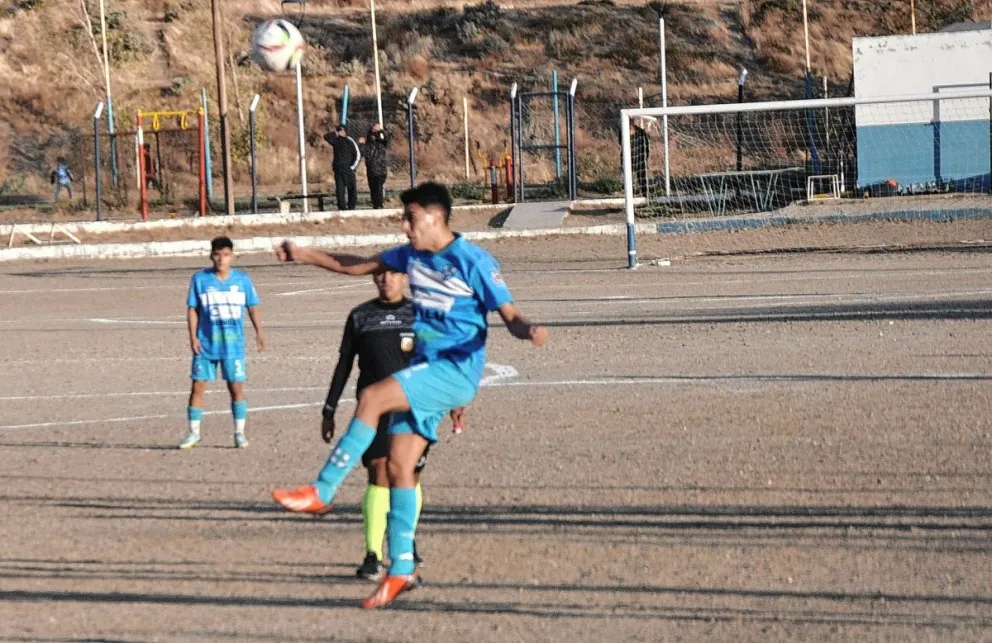 Oeste y Caleta Córdova juegan en cancha de Roca