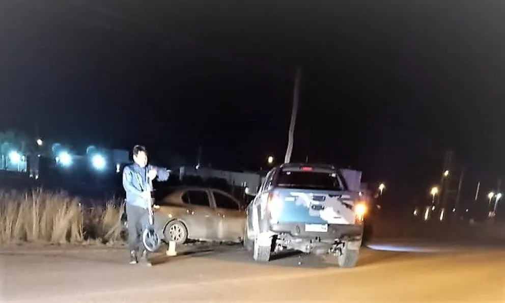 Conductora golpeada y atrapada en su auto tras violento choque con camioneta