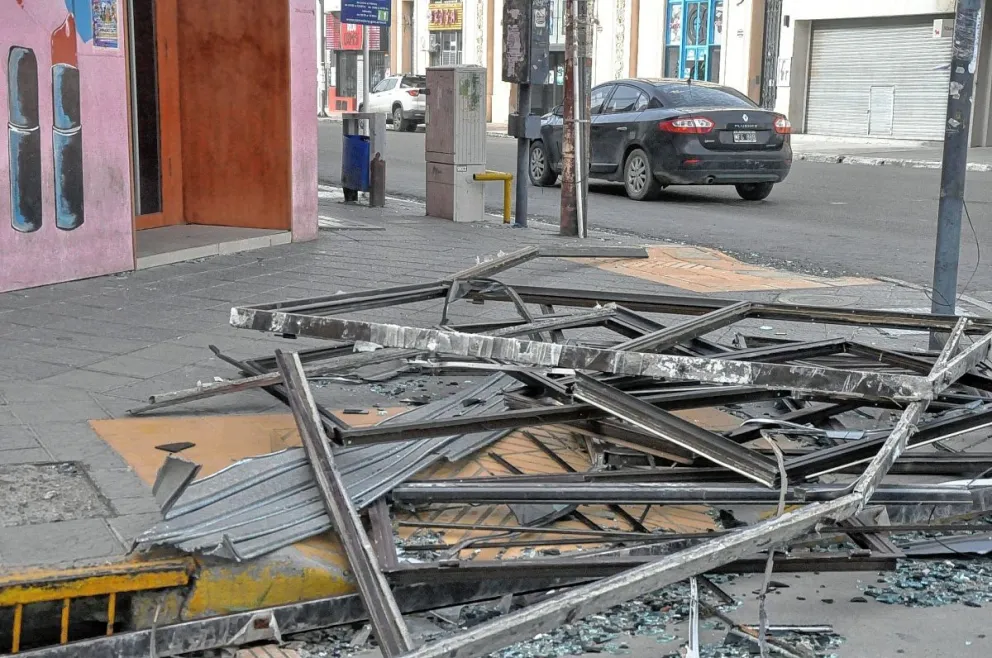 Un feroz viento convertido por momentos en ciclón arrasó con techos, cables, vidrios, árboles y postes de alumbrado público