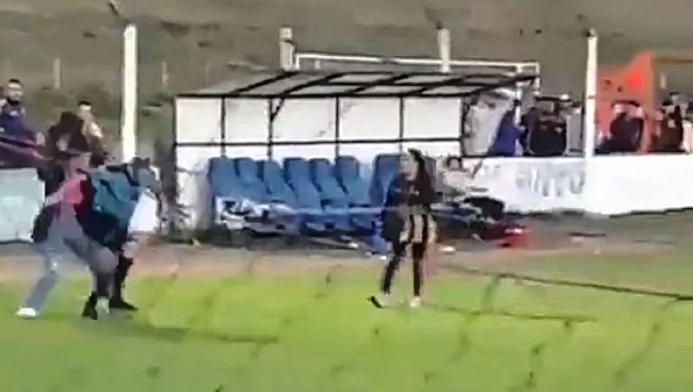 Video: Golpearon y le tiraron agua caliente a un árbitro en un partido de fútbol amateur