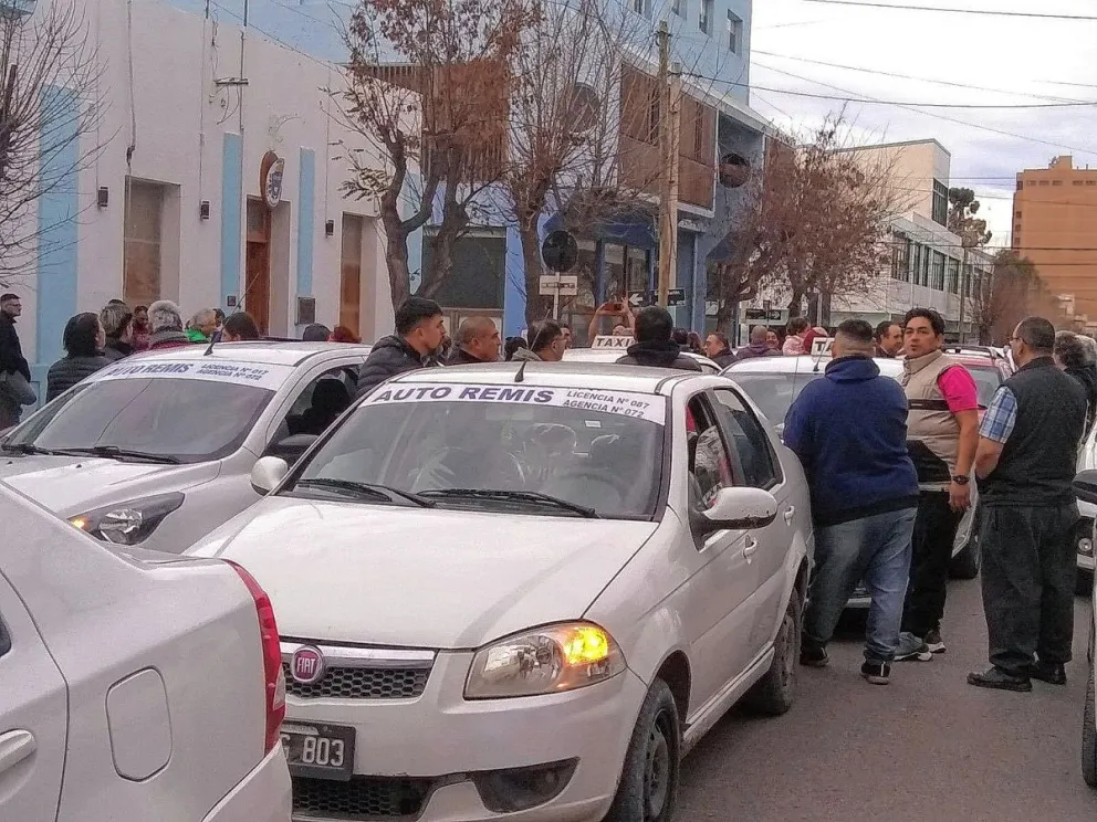 Mujer se hace pasar por pasajera y asalta a taxista con un cuchillo