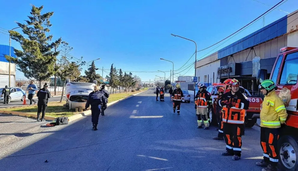 Auto vuelca tras rozarse con otro en acceso a Rawson: la conductora resultó con golpes