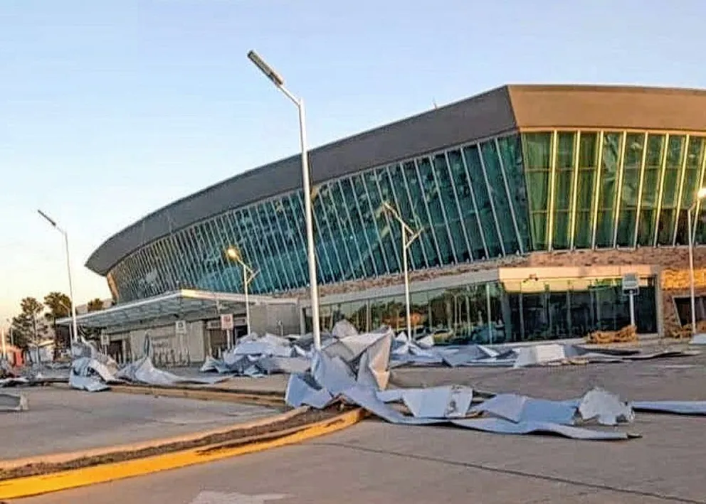 El aeropuerto opera con restricciones tras los daños sufridos por el temporal