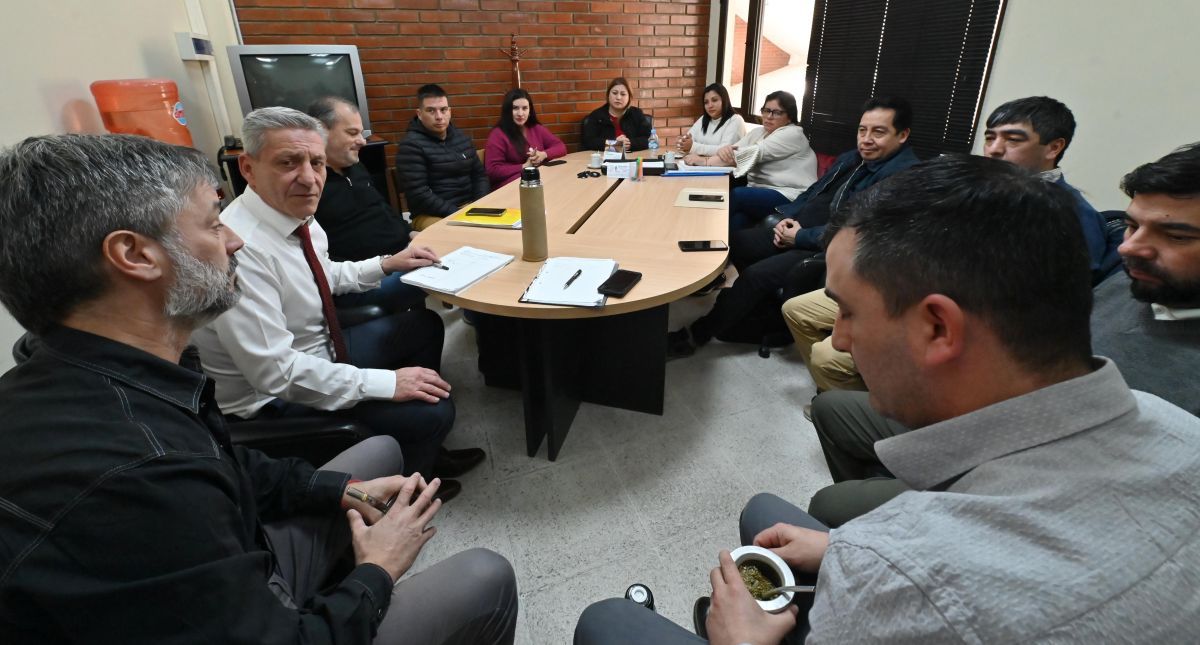 Arcioni se reunió con jefes comunales y garantizó la continuidad de obras en cada localidad