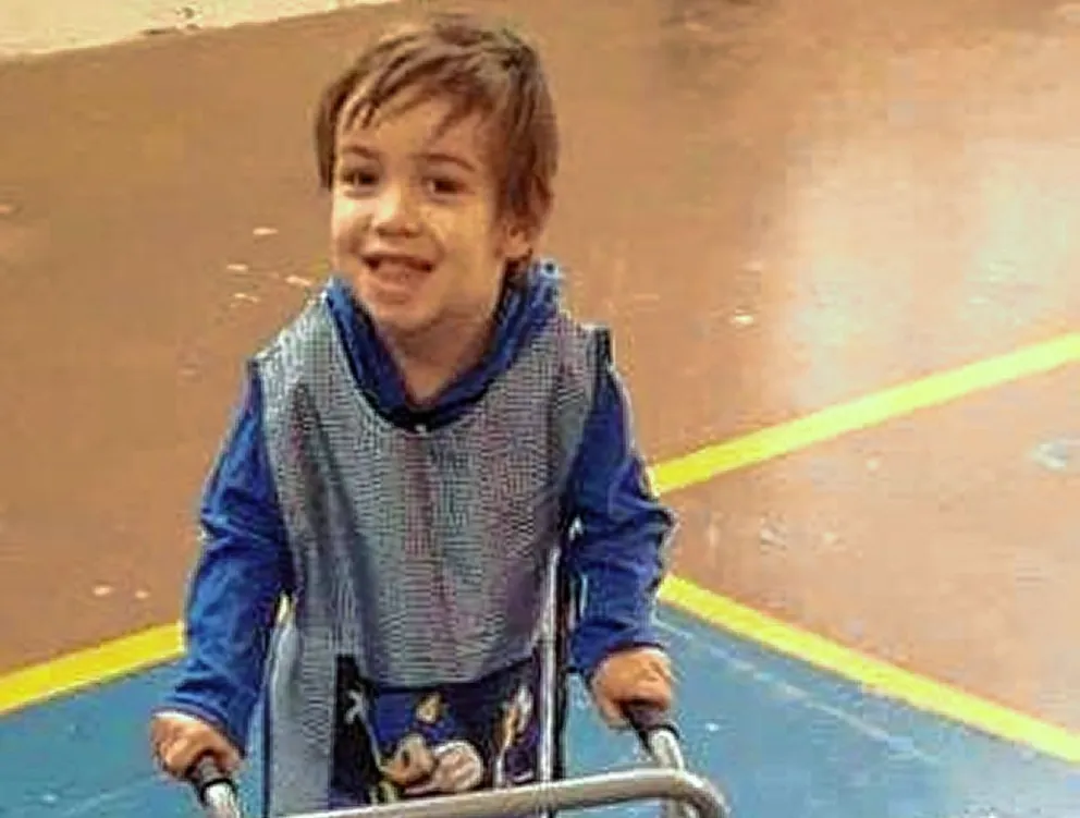 Piden ayuda para niño con un trastorno del desarrollo de la función motriz