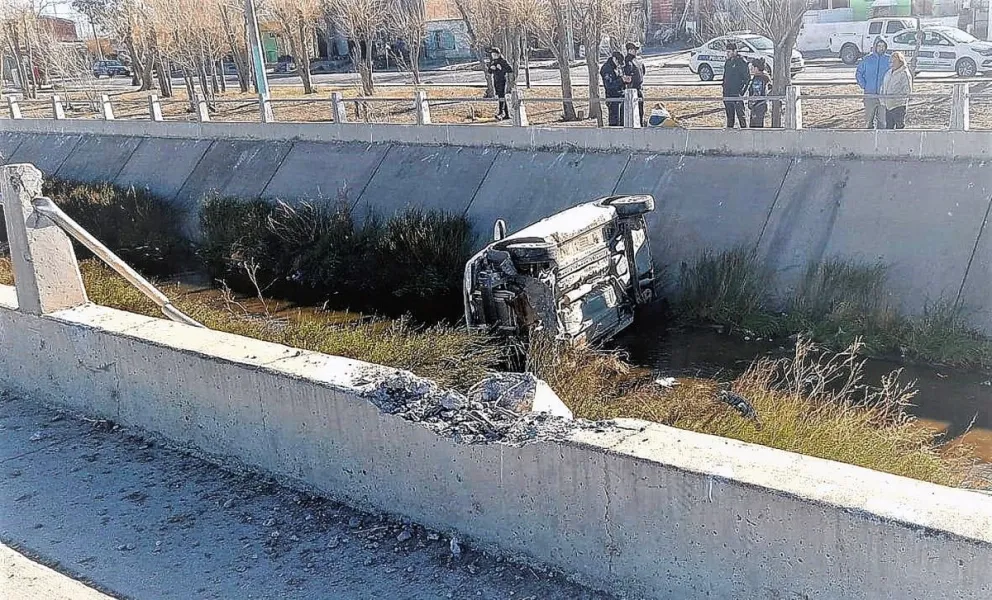 Mujer policía golpeada en espectacular accidente que protagonizó en acceso a barrio de Trelew