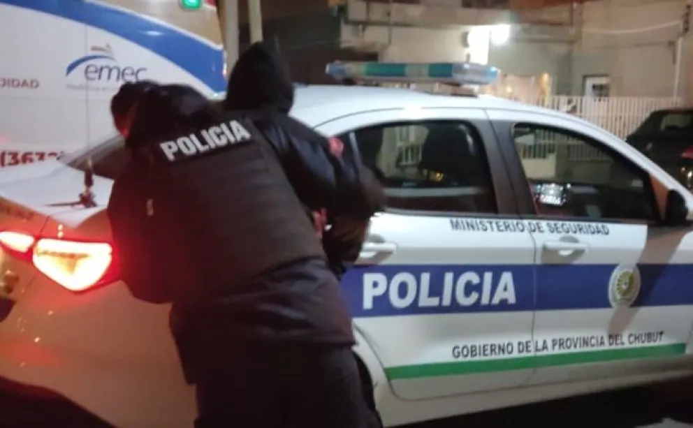 Quiso ingresar a un domicilio y dañó la puerta de un auto