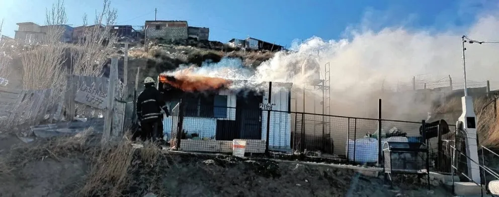Cortocircuito en un entretecho provocó dantesco incendio en barrio Máximo Abásolo