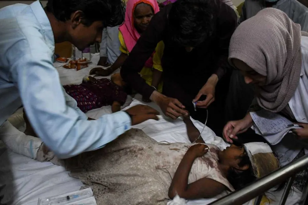 Descarriló un tren en Pakistán y murieron al menos 30 personas