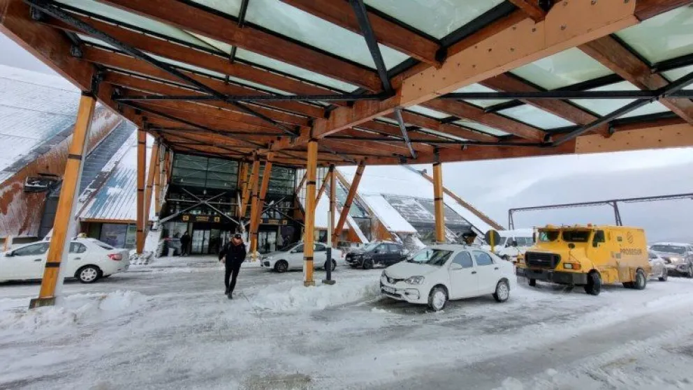 Fuerte temporal de nieve en Ushuaia: cerraron el aeropuerto y hubo vuelos cancelados y desviados