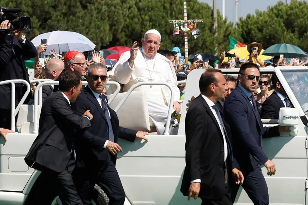 El Papa cerró el festival de la juventud en Portugal y compartió el sueño de paz de un "anciano"