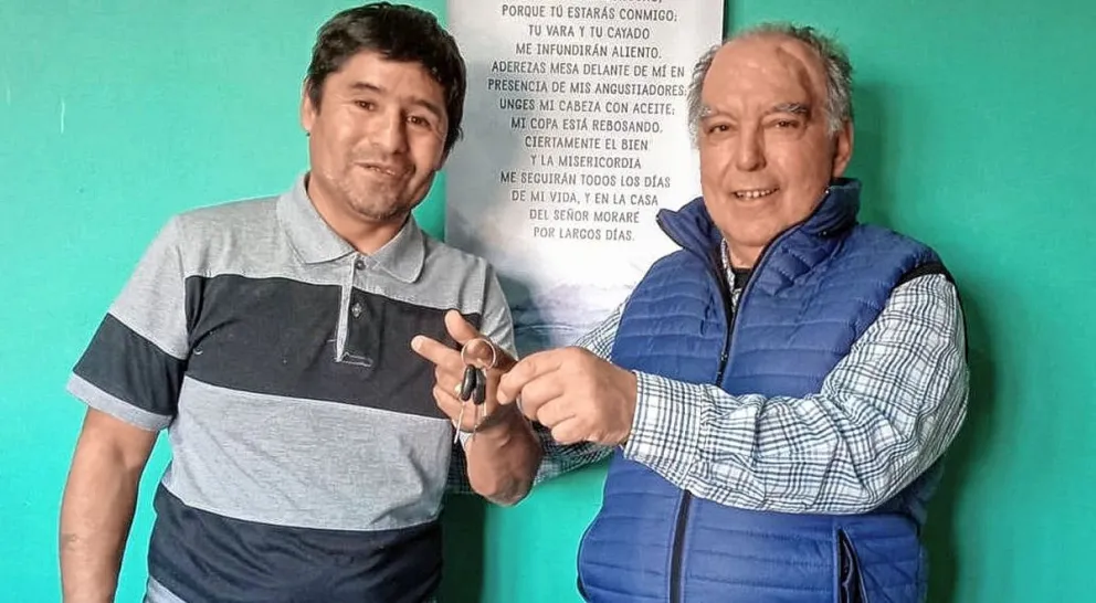 Le donaron un auto a José Luis Ferreira para que continúe realizando su labor de entrega de leña