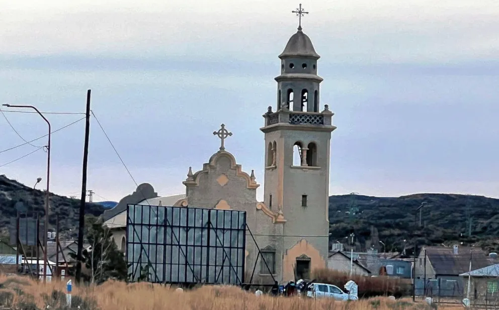Vecinos de Diadema indignados por la colocación de un cartel publicitario frente a la Iglesia
